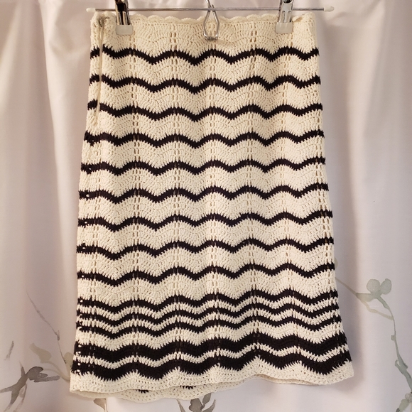 Kendall & Kylie White & Navy Stripe Crochet Skirt - Picture 2 of 4
